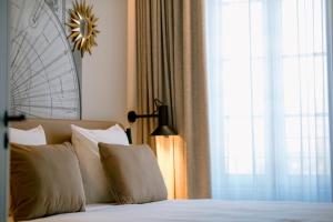 Postel nebo postele na pokoji v ubytování Hotel Laperouse