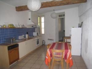 Apartment Rue Saint Francois de Pauleにあるキッチンまたは簡易キッチン
