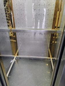 Jāmbにあるklv family luxuryのガラスのドアと窓が付いた空の部屋