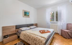 una camera con un letto e un vassoio di Villa Anna with pool by Porec a Poreč (Parenzo) Altre 76 foto