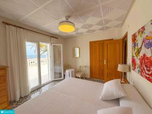 een slaapkamer met een groot bed en een raam bij casa frente el mar in Denia +32 foto's