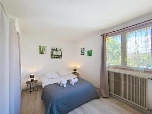 Un pat sau paturi într-o cameră la Otentic Flamant 4 pers - 1 chambre - parking - CapitalChic Services Fréjus Plage +20 fotografii