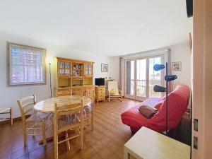 Un televizor și/sau centru de divertisment la Otentic Flamant 4 pers - 1 chambre - parking - CapitalChic Services Fréjus Plage