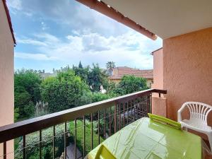 Un balcon sau o terasă la Otentic Flamant 4 pers - 1 chambre - parking - CapitalChic Services Fréjus Plage