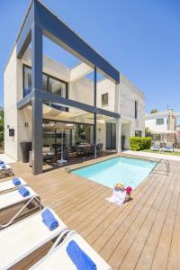eine Villa mit Swimmingpool und ein Haus in der Unterkunft Villa Jade II in Can Picafort