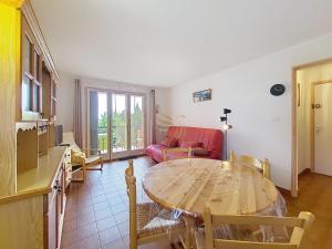 O zonă de relaxare la Otentic Flamant 4 pers - 1 chambre - parking - CapitalChic Services Fréjus Plage