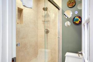 KBM Resorts Stunning Ocean Views Spacious 2-Bedroom Napili Point Collection Multi Unit Listing Same Building 2 Free Rental Cars NAP-A25B26 tesisinde bir banyo