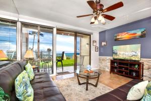 KBM Resorts Stunning Ocean Views Spacious 2-Bedroom Napili Point Collection Multi Unit Listing Same Building 2 Free Rental Cars NAP-A25B26 tesisinde bir televizyon ve/veya eğlence merkezi