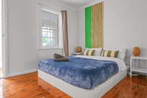 a bedroom with a large bed and a window at 2 Bedroom House Darling Harbour Good for 6 Guests in Sydney