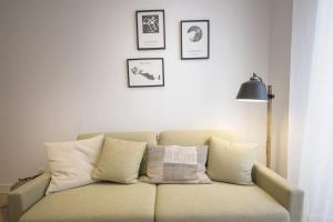 een bank met kussens erop in een woonkamer bij Bel appartement à 2 pas du vieux port in La Rochelle