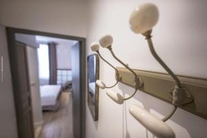 twee lichten op een muur naast een spiegel bij Bel appartement à 2 pas du vieux port in La Rochelle