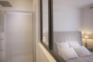 een kamer met een bank met kussens en een raam bij Bel appartement à 2 pas du vieux port in La Rochelle +3 foto's