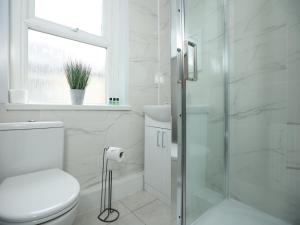 纽波特Malpas House By N And N Stays Ltd, 5 Bedroom house sleeps 8 Perfect for Contractors & Workers, Free Pvt Parking, Fast Wifi, Close to M4 and local amenities的带马桶和淋浴的白色浴室 更多48张照片