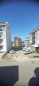 Un estacionamiento con autos estacionados en un estacionamiento en gökçedeniz apartment, en Trabzon