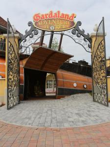 un cancello d'ingresso di un hotel avventura sardino di Gardaland Adventure Hotel a Castelnuovo del Garda