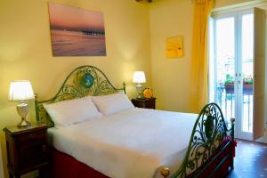 une chambre avec un grand lit blanc avec une fenêtre dans l'établissement Palazzo Florio Boutique Residence, à Vasto