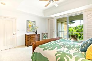 Un dormitorio con una cama y una puerta corrediza de vidrio. en KBM Resorts 4-Bedroom Islands at Mauna Lani Collection Multi-Unit Listing Steps from One Another Garden Views 2 Free Rental Cars IML-D3E4, en Waikoloa 34 fotos más