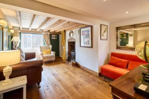 un salon avec un canapé et une chaise dans l'établissement Host & Stay - Romney Cottage, à Corpusty