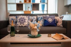 un tavolo con una bottiglia di champagne e due bicchieri di vino di Mediteraneo Apartment Alezzi Beach Spa&Pool Resort a Mamaia