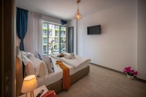 una camera da letto con un letto e una finestra di Mediteraneo Apartment Alezzi Beach Spa&Pool Resort a Mamaia