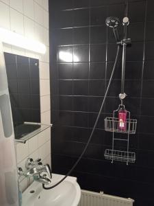 Un baño con ducha, lavabo e inodoro. en Tiilipooli10, en Pori