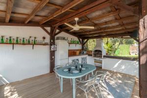 eine Küche mit Tisch und Stühlen und einem Kühlschrank in der Unterkunft Casa Rural Carula in La Puebla de Cazalla