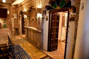 una camera con porta aperta in un edificio di Castle View Haveli a Jodhpur Altre 119 foto