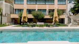 Bazén v ubytování Hotel Laperouse nebo v jeho okolí
