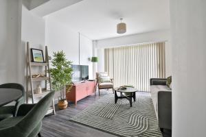 ein Wohnzimmer mit Sofa und Tisch in der Unterkunft Centrally Located 2Bed Flat With Balcony & Parking in Cardiff + 51 Fotos