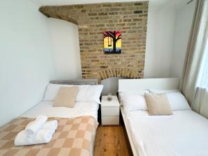 Ένα ή περισσότερα κρεβάτια σε δωμάτιο στο 11 Guests - 6min Drive to the Wembley Stadium