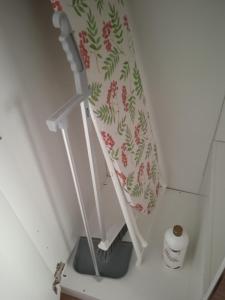 Una cortina de ducha en un baño con inodoro. en Tiilipooli10, en Pori