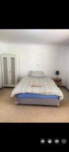 Una cama grande en una habitación con en Room near airport CBD, en Perth