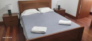 圣克鲁斯达格拉西奥萨Cantinho da Vila - AP2的一张铺着两条毛巾的床