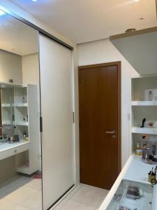 a room with a sliding door in a kitchen at APARTAMENTO TORRE CENÁRIO cop30 in Belém