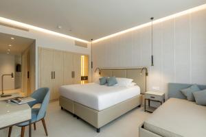 Letto o letti in una camera di Ambasciatori Suite Hotel