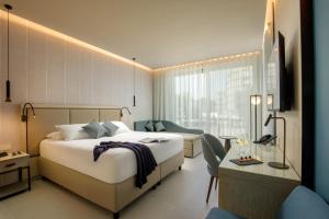 Letto o letti in una camera di Ambasciatori Suite Hotel
