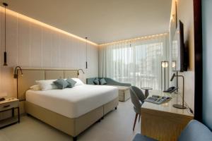 Letto o letti in una camera di Ambasciatori Suite Hotel