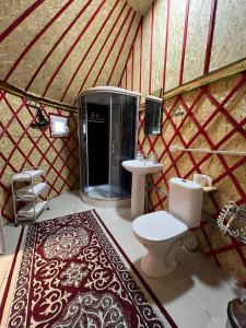 Koupelna v ubytování “Achik Tash” camp at the foot of Lenin Peak (7134 m)