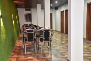 カソーリにあるPinewood Sunrise Homestay Kasauliの緑の壁の部屋の椅子