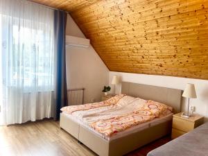 Posteľ alebo postele v izbe v ubytovaní Balatonföldvár Centrum Apartmanok