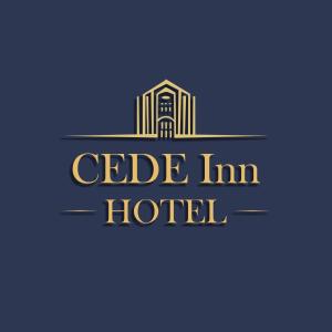 un logo per un hotel con un edificio di CEDE Inn Hotel a Encarnación
