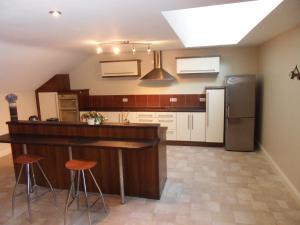 Kuchyň nebo kuchyňský kout v ubytování Ethan House Holiday Suites + 18 fotografií