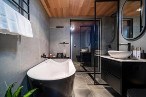 Et badeværelse på Ocean Breeze Homestays 2 + 33 billeder