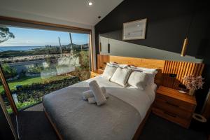 En eller flere senge i et værelse på Ocean Breeze Homestays 2