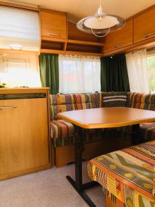 Khu vực ghế ngồi tại Holzhaus mit Trailer lasse die Seele baumeln