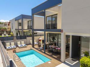 ein Bild von einem Haus mit einem Swimmingpool in der Unterkunft Villa Jade II in Can Picafort