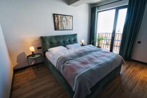 een slaapkamer met een groot bed en een groot raam bij Skio in Goedaoeri