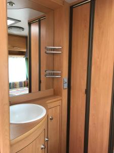 Phòng tắm tại Holzhaus mit Trailer lasse die Seele baumeln