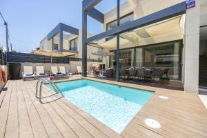 Der Swimmingpool an oder in der Nähe von Villa Jade II