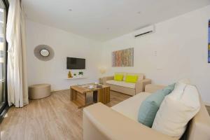 ein Wohnzimmer mit einer Couch und einem Tisch in der Unterkunft Villa Jade II in Can Picafort